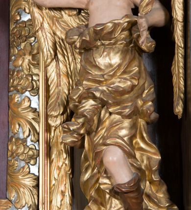 Zdjęcie nr 19: Ołtarz architektoniczny, jednoosiowy, z wydzieloną predellą, jednokondygnacyjny, ze zwieńczeniem. Mensa na prostopadłościennej, skrzyniowej tumbie z antependium ozdobionym prostokątną płyciną ze złoconym medalionem z ulistnioną gałązką pośrodku. Nastawa ujęta ustawionymi ukośnie kolumnami o skręconych trzonach oplecionych girlandą z liści i owoców, na cokołach, z kompozytowymi kapitelami, ustawionymi na dwustrefowych prostopadłościennych postumentach. Kolumny wspierają występujące nad nimi uproszczone belkowanie i profilowany gzyms, cofnięte nad polem środkowym. W polu nastawy prostokątna nisza ujęta ozdobną ramą, w której obraz Matki Boskiej z Dzieciątkiem oraz na zasuwie obraz Matki Boskiej Różańcowej ze św. Dominikiem i św. Katarzyną ze Sieny. Po bokach obrazu rzeźby dwóch uskrzydlonych aniołów, umieszczone na konsolach. Ponad obrazem pośrodku dwie główki aniołków ze skrzydełkami oraz kolisty wypukły medalion ze splecionymi literami imienia Maria; po bokach wolutowo zwinięte liście akantu. W zwieńczeniu duży obraz z przedstawieniem św. Jacka, w kształcie tonda, ujęty srebrnymi obłokami i główkami aniołków oraz glorią promienistą. W osiach podpór rzeźby dwóch nieokreślonych świętych w mitrach książęcych na głowach. Retabulum flankowane płaskorzeźbionymi, ażurowymi uszami, zbudowanymi z motywów karbowanej wstęgi i liści akantu. Struktura malowana w kolorze brązowym, rzeźby, detale architektoniczne i ornamenty złocone, niektóre srebrzone. 