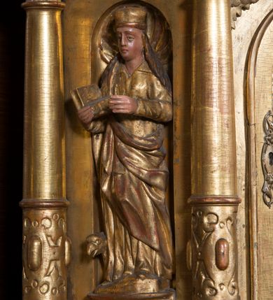 Zdjęcie nr 14: Ołtarz architektoniczny, jednoosiowy, z wydzieloną predellą, jednokondygnacyjny, ze zwieńczeniem. Mensa na prostopadłościennej, skrzyniowej tumbie z antependium ozdobionym prostokątną płyciną ze złoconym medalionem z ulistnioną gałązką pośrodku. Nastawa ujęta ustawionymi ukośnie kolumnami o skręconych trzonach oplecionych girlandą z liści i owoców, na cokołach, z kompozytowymi kapitelami, ustawionymi na dwustrefowych prostopadłościennych postumentach. Kolumny wspierają występujące nad nimi uproszczone belkowanie i profilowany gzyms, cofnięte nad polem środkowym. W polu nastawy prostokątna nisza ujęta ozdobną ramą, w której obraz Matki Boskiej z Dzieciątkiem oraz na zasuwie obraz Matki Boskiej Różańcowej ze św. Dominikiem i św. Katarzyną ze Sieny. Po bokach obrazu rzeźby dwóch uskrzydlonych aniołów, umieszczone na konsolach. Ponad obrazem pośrodku dwie główki aniołków ze skrzydełkami oraz kolisty wypukły medalion ze splecionymi literami imienia Maria; po bokach wolutowo zwinięte liście akantu. W zwieńczeniu duży obraz z przedstawieniem św. Jacka, w kształcie tonda, ujęty srebrnymi obłokami i główkami aniołków oraz glorią promienistą. W osiach podpór rzeźby dwóch nieokreślonych świętych w mitrach książęcych na głowach. Retabulum flankowane płaskorzeźbionymi, ażurowymi uszami, zbudowanymi z motywów karbowanej wstęgi i liści akantu. Struktura malowana w kolorze brązowym, rzeźby, detale architektoniczne i ornamenty złocone, niektóre srebrzone. 