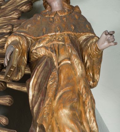 Zdjęcie nr 7: Ołtarz architektoniczny, jednoosiowy, z wydzieloną predellą, jednokondygnacyjny, ze zwieńczeniem. Mensa na prostopadłościennej, skrzyniowej tumbie z antependium ozdobionym prostokątną płyciną ze złoconym medalionem z ulistnioną gałązką pośrodku. Nastawa ujęta ustawionymi ukośnie kolumnami o skręconych trzonach oplecionych girlandą z liści i owoców, na cokołach, z kompozytowymi kapitelami, ustawionymi na dwustrefowych prostopadłościennych postumentach. Kolumny wspierają występujące nad nimi uproszczone belkowanie i profilowany gzyms, cofnięte nad polem środkowym. W polu nastawy prostokątna nisza ujęta ozdobną ramą, w której obraz Matki Boskiej z Dzieciątkiem oraz na zasuwie obraz Matki Boskiej Różańcowej ze św. Dominikiem i św. Katarzyną ze Sieny. Po bokach obrazu rzeźby dwóch uskrzydlonych aniołów, umieszczone na konsolach. Ponad obrazem pośrodku dwie główki aniołków ze skrzydełkami oraz kolisty wypukły medalion ze splecionymi literami imienia Maria; po bokach wolutowo zwinięte liście akantu. W zwieńczeniu duży obraz z przedstawieniem św. Jacka, w kształcie tonda, ujęty srebrnymi obłokami i główkami aniołków oraz glorią promienistą. W osiach podpór rzeźby dwóch nieokreślonych świętych w mitrach książęcych na głowach. Retabulum flankowane płaskorzeźbionymi, ażurowymi uszami, zbudowanymi z motywów karbowanej wstęgi i liści akantu. Struktura malowana w kolorze brązowym, rzeźby, detale architektoniczne i ornamenty złocone, niektóre srebrzone. 