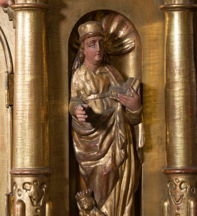 Zdjęcie nr 15: Ołtarz architektoniczny, jednoosiowy, z wydzieloną predellą, jednokondygnacyjny, ze zwieńczeniem. Mensa na prostopadłościennej, skrzyniowej tumbie z antependium ozdobionym prostokątną płyciną ze złoconym medalionem z ulistnioną gałązką pośrodku. Nastawa ujęta ustawionymi ukośnie kolumnami o skręconych trzonach oplecionych girlandą z liści i owoców, na cokołach, z kompozytowymi kapitelami, ustawionymi na dwustrefowych prostopadłościennych postumentach. Kolumny wspierają występujące nad nimi uproszczone belkowanie i profilowany gzyms, cofnięte nad polem środkowym. W polu nastawy prostokątna nisza ujęta ozdobną ramą, w której obraz Matki Boskiej z Dzieciątkiem oraz na zasuwie obraz Matki Boskiej Różańcowej ze św. Dominikiem i św. Katarzyną ze Sieny. Po bokach obrazu rzeźby dwóch uskrzydlonych aniołów, umieszczone na konsolach. Ponad obrazem pośrodku dwie główki aniołków ze skrzydełkami oraz kolisty wypukły medalion ze splecionymi literami imienia Maria; po bokach wolutowo zwinięte liście akantu. W zwieńczeniu duży obraz z przedstawieniem św. Jacka, w kształcie tonda, ujęty srebrnymi obłokami i główkami aniołków oraz glorią promienistą. W osiach podpór rzeźby dwóch nieokreślonych świętych w mitrach książęcych na głowach. Retabulum flankowane płaskorzeźbionymi, ażurowymi uszami, zbudowanymi z motywów karbowanej wstęgi i liści akantu. Struktura malowana w kolorze brązowym, rzeźby, detale architektoniczne i ornamenty złocone, niektóre srebrzone. 