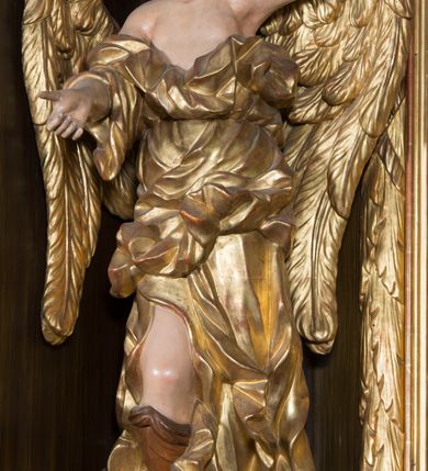 Zdjęcie nr 21: Ołtarz architektoniczny, jednoosiowy, z wydzieloną predellą, jednokondygnacyjny, ze zwieńczeniem. Mensa na prostopadłościennej, skrzyniowej tumbie z antependium ozdobionym prostokątną płyciną ze złoconym medalionem z ulistnioną gałązką pośrodku. Nastawa ujęta ustawionymi ukośnie kolumnami o skręconych trzonach oplecionych girlandą z liści i owoców, na cokołach, z kompozytowymi kapitelami, ustawionymi na dwustrefowych prostopadłościennych postumentach. Kolumny wspierają występujące nad nimi uproszczone belkowanie i profilowany gzyms, cofnięte nad polem środkowym. W polu nastawy prostokątna nisza ujęta ozdobną ramą, w której obraz Matki Boskiej z Dzieciątkiem oraz na zasuwie obraz Matki Boskiej Różańcowej ze św. Dominikiem i św. Katarzyną ze Sieny. Po bokach obrazu rzeźby dwóch uskrzydlonych aniołów, umieszczone na konsolach. Ponad obrazem pośrodku dwie główki aniołków ze skrzydełkami oraz kolisty wypukły medalion ze splecionymi literami imienia Maria; po bokach wolutowo zwinięte liście akantu. W zwieńczeniu duży obraz z przedstawieniem św. Jacka, w kształcie tonda, ujęty srebrnymi obłokami i główkami aniołków oraz glorią promienistą. W osiach podpór rzeźby dwóch nieokreślonych świętych w mitrach książęcych na głowach. Retabulum flankowane płaskorzeźbionymi, ażurowymi uszami, zbudowanymi z motywów karbowanej wstęgi i liści akantu. Struktura malowana w kolorze brązowym, rzeźby, detale architektoniczne i ornamenty złocone, niektóre srebrzone. 