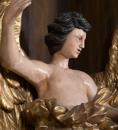 Zdjęcie nr 3: Ołtarz architektoniczny, jednoosiowy, z wydzieloną predellą, jednokondygnacyjny, ze zwieńczeniem. Mensa na prostopadłościennej, skrzyniowej tumbie z antependium ozdobionym prostokątną płyciną ze złoconym medalionem z ulistnioną gałązką pośrodku. Nastawa ujęta ustawionymi ukośnie kolumnami o skręconych trzonach oplecionych girlandą z liści i owoców, na cokołach, z kompozytowymi kapitelami, ustawionymi na dwustrefowych prostopadłościennych postumentach. Kolumny wspierają występujące nad nimi uproszczone belkowanie i profilowany gzyms, cofnięte nad polem środkowym. W polu nastawy prostokątna nisza ujęta ozdobną ramą, w której obraz Matki Boskiej z Dzieciątkiem oraz na zasuwie obraz Matki Boskiej Różańcowej ze św. Dominikiem i św. Katarzyną ze Sieny. Po bokach obrazu rzeźby dwóch uskrzydlonych aniołów, umieszczone na konsolach. Ponad obrazem pośrodku dwie główki aniołków ze skrzydełkami oraz kolisty wypukły medalion ze splecionymi literami imienia Maria; po bokach wolutowo zwinięte liście akantu. W zwieńczeniu duży obraz z przedstawieniem św. Jacka, w kształcie tonda, ujęty srebrnymi obłokami i główkami aniołków oraz glorią promienistą. W osiach podpór rzeźby dwóch nieokreślonych świętych w mitrach książęcych na głowach. Retabulum flankowane płaskorzeźbionymi, ażurowymi uszami, zbudowanymi z motywów karbowanej wstęgi i liści akantu. Struktura malowana w kolorze brązowym, rzeźby, detale architektoniczne i ornamenty złocone, niektóre srebrzone. 