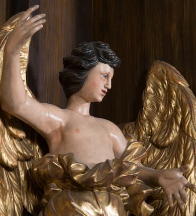 Zdjęcie nr 4: Ołtarz architektoniczny, jednoosiowy, z wydzieloną predellą, jednokondygnacyjny, ze zwieńczeniem. Mensa na prostopadłościennej, skrzyniowej tumbie z antependium ozdobionym prostokątną płyciną ze złoconym medalionem z ulistnioną gałązką pośrodku. Nastawa ujęta ustawionymi ukośnie kolumnami o skręconych trzonach oplecionych girlandą z liści i owoców, na cokołach, z kompozytowymi kapitelami, ustawionymi na dwustrefowych prostopadłościennych postumentach. Kolumny wspierają występujące nad nimi uproszczone belkowanie i profilowany gzyms, cofnięte nad polem środkowym. W polu nastawy prostokątna nisza ujęta ozdobną ramą, w której obraz Matki Boskiej z Dzieciątkiem oraz na zasuwie obraz Matki Boskiej Różańcowej ze św. Dominikiem i św. Katarzyną ze Sieny. Po bokach obrazu rzeźby dwóch uskrzydlonych aniołów, umieszczone na konsolach. Ponad obrazem pośrodku dwie główki aniołków ze skrzydełkami oraz kolisty wypukły medalion ze splecionymi literami imienia Maria; po bokach wolutowo zwinięte liście akantu. W zwieńczeniu duży obraz z przedstawieniem św. Jacka, w kształcie tonda, ujęty srebrnymi obłokami i główkami aniołków oraz glorią promienistą. W osiach podpór rzeźby dwóch nieokreślonych świętych w mitrach książęcych na głowach. Retabulum flankowane płaskorzeźbionymi, ażurowymi uszami, zbudowanymi z motywów karbowanej wstęgi i liści akantu. Struktura malowana w kolorze brązowym, rzeźby, detale architektoniczne i ornamenty złocone, niektóre srebrzone. 