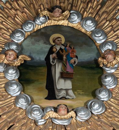 Zdjęcie nr 10: Ołtarz architektoniczny, jednoosiowy, z wydzieloną predellą, jednokondygnacyjny, ze zwieńczeniem. Mensa na prostopadłościennej, skrzyniowej tumbie z antependium ozdobionym prostokątną płyciną ze złoconym medalionem z ulistnioną gałązką pośrodku. Nastawa ujęta ustawionymi ukośnie kolumnami o skręconych trzonach oplecionych girlandą z liści i owoców, na cokołach, z kompozytowymi kapitelami, ustawionymi na dwustrefowych prostopadłościennych postumentach. Kolumny wspierają występujące nad nimi uproszczone belkowanie i profilowany gzyms, cofnięte nad polem środkowym. W polu nastawy prostokątna nisza ujęta ozdobną ramą, w której obraz Matki Boskiej z Dzieciątkiem oraz na zasuwie obraz Matki Boskiej Różańcowej ze św. Dominikiem i św. Katarzyną ze Sieny. Po bokach obrazu rzeźby dwóch uskrzydlonych aniołów, umieszczone na konsolach. Ponad obrazem pośrodku dwie główki aniołków ze skrzydełkami oraz kolisty wypukły medalion ze splecionymi literami imienia Maria; po bokach wolutowo zwinięte liście akantu. W zwieńczeniu duży obraz z przedstawieniem św. Jacka, w kształcie tonda, ujęty srebrnymi obłokami i główkami aniołków oraz glorią promienistą. W osiach podpór rzeźby dwóch nieokreślonych świętych w mitrach książęcych na głowach. Retabulum flankowane płaskorzeźbionymi, ażurowymi uszami, zbudowanymi z motywów karbowanej wstęgi i liści akantu. Struktura malowana w kolorze brązowym, rzeźby, detale architektoniczne i ornamenty złocone, niektóre srebrzone. 