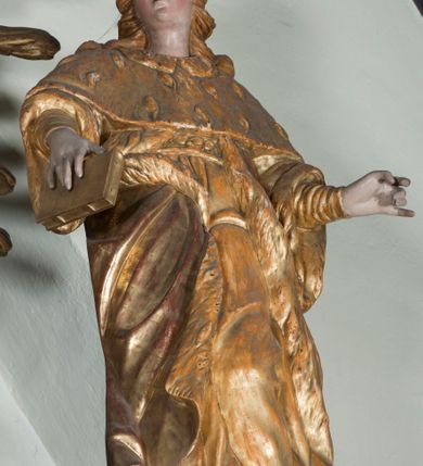 Zdjęcie nr 3: Rzeźby pełnoplastyczne, przyścienne, wyobrażające dwóch młodzieńców w zróżnicowanych pozach, ukazanych frontalnie, w całej postaci, z głowami zwróconymi ku środkowi ołtarza. Ubrani w książęce szaty z gronostajami, w książęcych mitrach na głowie.  