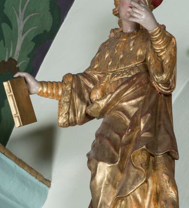 Zdjęcie nr 4: Rzeźby pełnoplastyczne, przyścienne, wyobrażające dwóch młodzieńców w zróżnicowanych pozach, ukazanych frontalnie, w całej postaci, z głowami zwróconymi ku środkowi ołtarza. Ubrani w książęce szaty z gronostajami, w książęcych mitrach na głowie.  