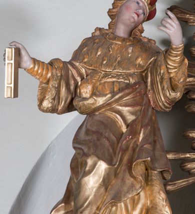 Zdjęcie nr 2: Rzeźby pełnoplastyczne, przyścienne, wyobrażające dwóch młodzieńców w zróżnicowanych pozach, ukazanych frontalnie, w całej postaci, z głowami zwróconymi ku środkowi ołtarza. Ubrani w książęce szaty z gronostajami, w książęcych mitrach na głowie.  