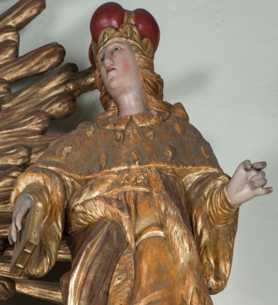Zdjęcie nr 1: Rzeźby pełnoplastyczne, przyścienne, wyobrażające dwóch młodzieńców w zróżnicowanych pozach, ukazanych frontalnie, w całej postaci, z głowami zwróconymi ku środkowi ołtarza. Ubrani w książęce szaty z gronostajami, w książęcych mitrach na głowie.  