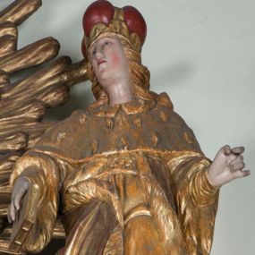 Zdjęcie nr 1: Rzeźby pełnoplastyczne, przyścienne, wyobrażające dwóch młodzieńców w zróżnicowanych pozach, ukazanych frontalnie, w całej postaci, z głowami zwróconymi ku środkowi ołtarza. Ubrani w książęce szaty z gronostajami, w książęcych mitrach na głowie.  