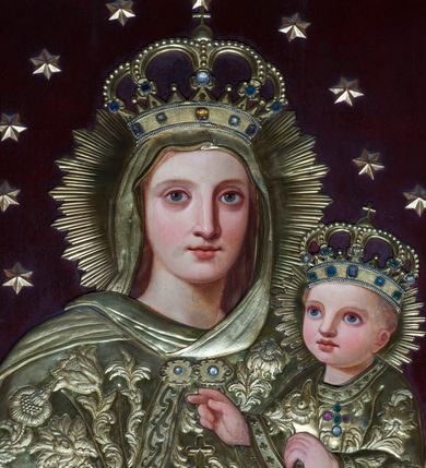 Zdjęcie nr 2: Obraz w kształcie stojącego prostokąta, w rzeźbionej, złoconej i srebrzonej ramie z motywem liści. Przedstawienie Matki Boskiej z Dzieciątkiem, zwanej Matką Boską Lanckorońską, w typie Hodegetrii. Maria ukazana w półpostaci , frontalnie, z rękami zgiętymi w łokciach, lewą podtrzymuje siedzącego na jej przedramieniu Jezusa, prawa dłoń złożona na piersi. Głowa Marii nieduża, osadzona na smukłej szyi; twarz o jasnej karnacji, delikatnych rysach, dużych niebieskich oczach zwróconych na wprost oraz małych ustach. Jezus, ukazany bokiem, zwrócony w lewo, z twarzą widoczną w trzech czwartych, prawą ręką błogosławi, w lewej dłoni trzyma niewielką książeczkę. Maria i Jezus okryci metalowymi srebrzonymi (?) sukienkami zdobionymi motywami roślinnymi; na głowach metalowe korony zamknięte, wokół głów nimby promieniste oraz dwanaście gwiazd. Tło ciemne, monochromatyczne.
