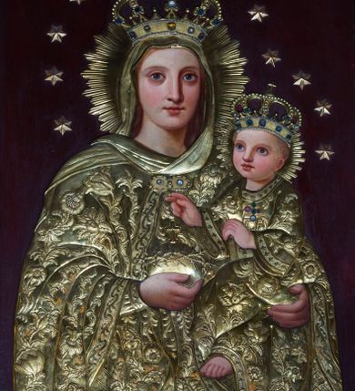 Zdjęcie nr 1: Obraz w kształcie stojącego prostokąta, w rzeźbionej, złoconej i srebrzonej ramie z motywem liści. Przedstawienie Matki Boskiej z Dzieciątkiem, zwanej Matką Boską Lanckorońską, w typie Hodegetrii. Maria ukazana w półpostaci , frontalnie, z rękami zgiętymi w łokciach, lewą podtrzymuje siedzącego na jej przedramieniu Jezusa, prawa dłoń złożona na piersi. Głowa Marii nieduża, osadzona na smukłej szyi; twarz o jasnej karnacji, delikatnych rysach, dużych niebieskich oczach zwróconych na wprost oraz małych ustach. Jezus, ukazany bokiem, zwrócony w lewo, z twarzą widoczną w trzech czwartych, prawą ręką błogosławi, w lewej dłoni trzyma niewielką książeczkę. Maria i Jezus okryci metalowymi srebrzonymi (?) sukienkami zdobionymi motywami roślinnymi; na głowach metalowe korony zamknięte, wokół głów nimby promieniste oraz dwanaście gwiazd. Tło ciemne, monochromatyczne.
