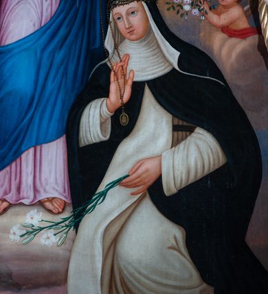 Zdjęcie nr 3: Opis:
Obraz w kształcie stojącego prostokąta, z przedstawieniem Matki Boskiej z Dzieciątkiem oraz św. Dominika i św. Katarzyny ze Sieny. Pośrodku kompozycji, nieco w głębi, na podwyższeniu ukazana w całej postaci Matka Boska, frontalnie, z głową przechyloną w prawą stronę. Ręce ugięte w łokciach, lewą obejmuje siedzącego na jej przedramieniu Jezusa, prawą, wyciągniętą do przodu podaje różaniec św. Dominikowi. Ubrana w bladoróżową, długą suknię z wąskimi rękawami oraz niebieski płaszcz. Na głowie zamknięta korona. Jezus siedzi na ręce Matki z rozsuniętymi nóżkami, okryty jedynie pieluszką i w koronie na głowie. Lewą rączką podaje różaniec św. Katarzynie. Św. Dominik klęczy po lewej stronie obrazu, ukazany w trzech czwartych, zwrócony w lewo. Ręce ugięte w łokciach, lewą sięga po różaniec. Ubrany w habit dominikański (białą tunikę ze szkaplerzem oraz czarną kapę z kapturem). Św. Katarzyna, ukazana w dynamicznej pozie po prawej stronie kompozycji, przyklęka, wyciągając prawą rękę po różaniec. Ubrana w habit benedyktyński z czarnym welonem. W tle kompozycji rozjaśnione światłem niebo z jasnymi obłokami, wśród których uskrzydlone putta niosące wieńce z białych kwiatów oraz uskrzydlone główki aniołków. 
