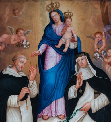 Zdjęcie nr 1: Opis:
Obraz w kształcie stojącego prostokąta, z przedstawieniem Matki Boskiej z Dzieciątkiem oraz św. Dominika i św. Katarzyny ze Sieny. Pośrodku kompozycji, nieco w głębi, na podwyższeniu ukazana w całej postaci Matka Boska, frontalnie, z głową przechyloną w prawą stronę. Ręce ugięte w łokciach, lewą obejmuje siedzącego na jej przedramieniu Jezusa, prawą, wyciągniętą do przodu podaje różaniec św. Dominikowi. Ubrana w bladoróżową, długą suknię z wąskimi rękawami oraz niebieski płaszcz. Na głowie zamknięta korona. Jezus siedzi na ręce Matki z rozsuniętymi nóżkami, okryty jedynie pieluszką i w koronie na głowie. Lewą rączką podaje różaniec św. Katarzynie. Św. Dominik klęczy po lewej stronie obrazu, ukazany w trzech czwartych, zwrócony w lewo. Ręce ugięte w łokciach, lewą sięga po różaniec. Ubrany w habit dominikański (białą tunikę ze szkaplerzem oraz czarną kapę z kapturem). Św. Katarzyna, ukazana w dynamicznej pozie po prawej stronie kompozycji, przyklęka, wyciągając prawą rękę po różaniec. Ubrana w habit benedyktyński z czarnym welonem. W tle kompozycji rozjaśnione światłem niebo z jasnymi obłokami, wśród których uskrzydlone putta niosące wieńce z białych kwiatów oraz uskrzydlone główki aniołków. 
