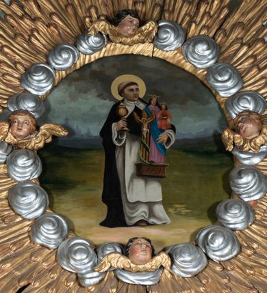 Zdjęcie nr 1: Obraz w kształcie koła (tondo). Św. Jacek przedstawiony w całej postaci, w ujęciu w trzech czwartych, zwrócony lekko w lewo, w habicie dominikańskim. Głowa z wygoloną tonsurą otoczona nimbem. W prawej ręce trzyma przed sobą kustodię z hostią, lewą ręką przyciska do ciała okazałą, polichromowaną rzeźbę z przedstawieniem Matki Boskiej z Dzieciątkiem i Chrystusem Ukrzyżowanym na Drzewie Życia (Matka Boska Jackowa). Święty stoi na rozległej murawie, w tle daleki pejzaż miasta i skłębione ciemne chmury.