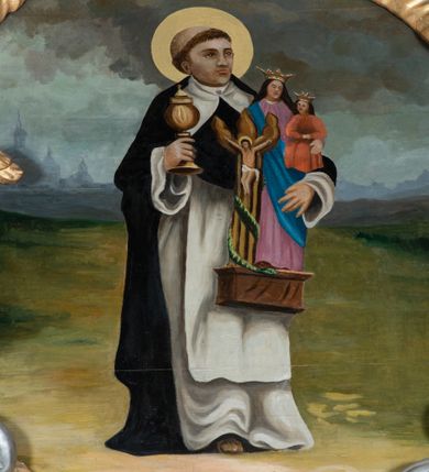 Zdjęcie nr 2: Obraz w kształcie koła (tondo). Św. Jacek przedstawiony w całej postaci, w ujęciu w trzech czwartych, zwrócony lekko w lewo, w habicie dominikańskim. Głowa z wygoloną tonsurą otoczona nimbem. W prawej ręce trzyma przed sobą kustodię z hostią, lewą ręką przyciska do ciała okazałą, polichromowaną rzeźbę z przedstawieniem Matki Boskiej z Dzieciątkiem i Chrystusem Ukrzyżowanym na Drzewie Życia (Matka Boska Jackowa). Święty stoi na rozległej murawie, w tle daleki pejzaż miasta i skłębione ciemne chmury.