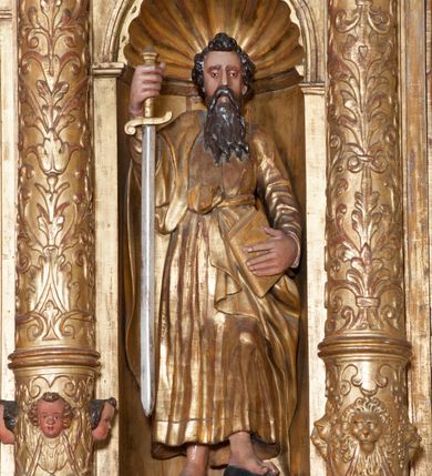 Zdjęcie nr 8: Ołtarz architektoniczny, z wydzieloną predellą, trójosiowy, dwukondygnacyjny ze zwieńczeniem. Predella węższa od nastawy, rozszerzająca się ku górze. Dolna kondygnacja artykułowana kolumnami o trzonach przedzielonych opaską w jednej trzeciej wysokości, zdobionych główkami aniołków, girlandami i dekoracją kandelabrową; kapitele kompozytowe; w osiach zewnętrznych kolumny nadwieszone na konsolach, w osiach wewnętrznych ustawione na postumentach. Kolumny wspierają belkowanie i gzyms występujące nad nimi. W polu środkowym prostokątna nisza zamknięta półkoliście, w niej obraz: Chrzest Chrystusa; w polach bocznych mniejsze nisze prostokątne zamknięte półkoliście, muszlowe, w nich rzeźby: Św. Piotr i Św. Paweł. Górna kondygnacja ujęta kolumnami o kręconych trzonach z dekoracją roślinną i kompozytowych kapitelach, wspierającymi belkowanie i profilowany gzyms. W polu środkowym nisza zamknięta półkoliście w niej obraz: Matka Boska z Dzieciątkiem. Po bokach obrazu rzeźby: Św. Anna (?) i Św. Marcin (?). Dolna i górna kondygnacje flankowane rzeźbionymi, ażurowymi uszakami z motywem herm aniołów. W osiach kolumn dolnej kondygnacji rzeźby: Św. Wojciech i Św. Stanisław. Zwieńczenie w kształcie półkolistego przyczółka wspartego na konsoli wchodzącej w pole górnej kondygnacji. W polu zwieńczenia płaskorzeźbione, półplastyczne przedstawienie Boga Ojca w popiersiu, flankowane wolutami z półpostaciami dwóch uskrzydlonych aniołów. Po bokach w zwieńczeniu, w osiach kolumn górnej kondygnacji, rzeźby uskrzydlonych aniołów.   W szczycie ołtarza na konsoli rzeźba: Św. Michał Archanioł. W przyłuczach nisz na obrazy, ponad niszami na rzeźby, w predelli, na konsolach i postumentach kolumn dolnej kondygnacji oraz na konsoli poniżej zwieńczenia uskrzydlone główki aniołków. Ponadto poniżej nisz, w tle kolumn oraz na belkowaniu płyciny ornamentalne z motywów roślinnych i motywy rautów. Struktura ołtarza, rzeźby i ornamenty złocone, karnacje i włosy polichromowane.  
