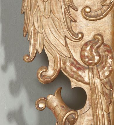 Zdjęcie nr 39: Ołtarz architektoniczny, z wydzieloną predellą, trójosiowy, dwukondygnacyjny ze zwieńczeniem. Predella węższa od nastawy, rozszerzająca się ku górze. Dolna kondygnacja artykułowana kolumnami o trzonach przedzielonych opaską w jednej trzeciej wysokości, zdobionych główkami aniołków, girlandami i dekoracją kandelabrową; kapitele kompozytowe; w osiach zewnętrznych kolumny nadwieszone na konsolach, w osiach wewnętrznych ustawione na postumentach. Kolumny wspierają belkowanie i gzyms występujące nad nimi. W polu środkowym prostokątna nisza zamknięta półkoliście, w niej obraz: Chrzest Chrystusa; w polach bocznych mniejsze nisze prostokątne zamknięte półkoliście, muszlowe, w nich rzeźby: Św. Piotr i Św. Paweł. Górna kondygnacja ujęta kolumnami o kręconych trzonach z dekoracją roślinną i kompozytowych kapitelach, wspierającymi belkowanie i profilowany gzyms. W polu środkowym nisza zamknięta półkoliście w niej obraz: Matka Boska z Dzieciątkiem. Po bokach obrazu rzeźby: Św. Anna (?) i Św. Marcin (?). Dolna i górna kondygnacje flankowane rzeźbionymi, ażurowymi uszakami z motywem herm aniołów. W osiach kolumn dolnej kondygnacji rzeźby: Św. Wojciech i Św. Stanisław. Zwieńczenie w kształcie półkolistego przyczółka wspartego na konsoli wchodzącej w pole górnej kondygnacji. W polu zwieńczenia płaskorzeźbione, półplastyczne przedstawienie Boga Ojca w popiersiu, flankowane wolutami z półpostaciami dwóch uskrzydlonych aniołów. Po bokach w zwieńczeniu, w osiach kolumn górnej kondygnacji, rzeźby uskrzydlonych aniołów.   W szczycie ołtarza na konsoli rzeźba: Św. Michał Archanioł. W przyłuczach nisz na obrazy, ponad niszami na rzeźby, w predelli, na konsolach i postumentach kolumn dolnej kondygnacji oraz na konsoli poniżej zwieńczenia uskrzydlone główki aniołków. Ponadto poniżej nisz, w tle kolumn oraz na belkowaniu płyciny ornamentalne z motywów roślinnych i motywy rautów. Struktura ołtarza, rzeźby i ornamenty złocone, karnacje i włosy polichromowane.  
