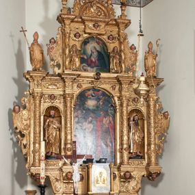 Zdjęcie nr 1: Ołtarz architektoniczny, z wydzieloną predellą, trójosiowy, dwukondygnacyjny ze zwieńczeniem. Predella węższa od nastawy, rozszerzająca się ku górze. Dolna kondygnacja artykułowana kolumnami o trzonach przedzielonych opaską w jednej trzeciej wysokości, zdobionych główkami aniołków, girlandami i dekoracją kandelabrową; kapitele kompozytowe; w osiach zewnętrznych kolumny nadwieszone na konsolach, w osiach wewnętrznych ustawione na postumentach. Kolumny wspierają belkowanie i gzyms występujące nad nimi. W polu środkowym prostokątna nisza zamknięta półkoliście, w niej obraz: Chrzest Chrystusa; w polach bocznych mniejsze nisze prostokątne zamknięte półkoliście, muszlowe, w nich rzeźby: Św. Piotr i Św. Paweł. Górna kondygnacja ujęta kolumnami o kręconych trzonach z dekoracją roślinną i kompozytowych kapitelach, wspierającymi belkowanie i profilowany gzyms. W polu środkowym nisza zamknięta półkoliście w niej obraz: Matka Boska z Dzieciątkiem. Po bokach obrazu rzeźby: Św. Anna (?) i Św. Marcin (?). Dolna i górna kondygnacje flankowane rzeźbionymi, ażurowymi uszakami z motywem herm aniołów. W osiach kolumn dolnej kondygnacji rzeźby: Św. Wojciech i Św. Stanisław. Zwieńczenie w kształcie półkolistego przyczółka wspartego na konsoli wchodzącej w pole górnej kondygnacji. W polu zwieńczenia płaskorzeźbione, półplastyczne przedstawienie Boga Ojca w popiersiu, flankowane wolutami z półpostaciami dwóch uskrzydlonych aniołów. Po bokach w zwieńczeniu, w osiach kolumn górnej kondygnacji, rzeźby uskrzydlonych aniołów.   W szczycie ołtarza na konsoli rzeźba: Św. Michał Archanioł. W przyłuczach nisz na obrazy, ponad niszami na rzeźby, w predelli, na konsolach i postumentach kolumn dolnej kondygnacji oraz na konsoli poniżej zwieńczenia uskrzydlone główki aniołków. Ponadto poniżej nisz, w tle kolumn oraz na belkowaniu płyciny ornamentalne z motywów roślinnych i motywy rautów. Struktura ołtarza, rzeźby i ornamenty złocone, karnacje i włosy polichromowane.  
