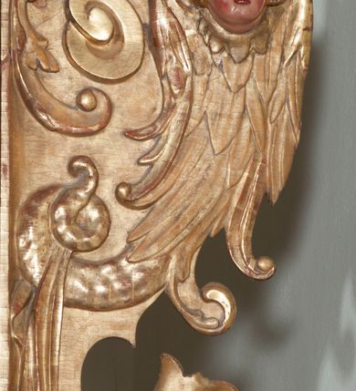 Zdjęcie nr 38: Ołtarz architektoniczny, z wydzieloną predellą, trójosiowy, dwukondygnacyjny ze zwieńczeniem. Predella węższa od nastawy, rozszerzająca się ku górze. Dolna kondygnacja artykułowana kolumnami o trzonach przedzielonych opaską w jednej trzeciej wysokości, zdobionych główkami aniołków, girlandami i dekoracją kandelabrową; kapitele kompozytowe; w osiach zewnętrznych kolumny nadwieszone na konsolach, w osiach wewnętrznych ustawione na postumentach. Kolumny wspierają belkowanie i gzyms występujące nad nimi. W polu środkowym prostokątna nisza zamknięta półkoliście, w niej obraz: Chrzest Chrystusa; w polach bocznych mniejsze nisze prostokątne zamknięte półkoliście, muszlowe, w nich rzeźby: Św. Piotr i Św. Paweł. Górna kondygnacja ujęta kolumnami o kręconych trzonach z dekoracją roślinną i kompozytowych kapitelach, wspierającymi belkowanie i profilowany gzyms. W polu środkowym nisza zamknięta półkoliście w niej obraz: Matka Boska z Dzieciątkiem. Po bokach obrazu rzeźby: Św. Anna (?) i Św. Marcin (?). Dolna i górna kondygnacje flankowane rzeźbionymi, ażurowymi uszakami z motywem herm aniołów. W osiach kolumn dolnej kondygnacji rzeźby: Św. Wojciech i Św. Stanisław. Zwieńczenie w kształcie półkolistego przyczółka wspartego na konsoli wchodzącej w pole górnej kondygnacji. W polu zwieńczenia płaskorzeźbione, półplastyczne przedstawienie Boga Ojca w popiersiu, flankowane wolutami z półpostaciami dwóch uskrzydlonych aniołów. Po bokach w zwieńczeniu, w osiach kolumn górnej kondygnacji, rzeźby uskrzydlonych aniołów.   W szczycie ołtarza na konsoli rzeźba: Św. Michał Archanioł. W przyłuczach nisz na obrazy, ponad niszami na rzeźby, w predelli, na konsolach i postumentach kolumn dolnej kondygnacji oraz na konsoli poniżej zwieńczenia uskrzydlone główki aniołków. Ponadto poniżej nisz, w tle kolumn oraz na belkowaniu płyciny ornamentalne z motywów roślinnych i motywy rautów. Struktura ołtarza, rzeźby i ornamenty złocone, karnacje i włosy polichromowane.  
