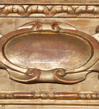 Zdjęcie nr 52: Ołtarz architektoniczny, z wydzieloną predellą, trójosiowy, dwukondygnacyjny ze zwieńczeniem. Predella węższa od nastawy, rozszerzająca się ku górze. Dolna kondygnacja artykułowana kolumnami o trzonach przedzielonych opaską w jednej trzeciej wysokości, zdobionych główkami aniołków, girlandami i dekoracją kandelabrową; kapitele kompozytowe; w osiach zewnętrznych kolumny nadwieszone na konsolach, w osiach wewnętrznych ustawione na postumentach. Kolumny wspierają belkowanie i gzyms występujące nad nimi. W polu środkowym prostokątna nisza zamknięta półkoliście, w niej obraz: Chrzest Chrystusa; w polach bocznych mniejsze nisze prostokątne zamknięte półkoliście, muszlowe, w nich rzeźby: Św. Piotr i Św. Paweł. Górna kondygnacja ujęta kolumnami o kręconych trzonach z dekoracją roślinną i kompozytowych kapitelach, wspierającymi belkowanie i profilowany gzyms. W polu środkowym nisza zamknięta półkoliście w niej obraz: Matka Boska z Dzieciątkiem. Po bokach obrazu rzeźby: Św. Anna (?) i Św. Marcin (?). Dolna i górna kondygnacje flankowane rzeźbionymi, ażurowymi uszakami z motywem herm aniołów. W osiach kolumn dolnej kondygnacji rzeźby: Św. Wojciech i Św. Stanisław. Zwieńczenie w kształcie półkolistego przyczółka wspartego na konsoli wchodzącej w pole górnej kondygnacji. W polu zwieńczenia płaskorzeźbione, półplastyczne przedstawienie Boga Ojca w popiersiu, flankowane wolutami z półpostaciami dwóch uskrzydlonych aniołów. Po bokach w zwieńczeniu, w osiach kolumn górnej kondygnacji, rzeźby uskrzydlonych aniołów.   W szczycie ołtarza na konsoli rzeźba: Św. Michał Archanioł. W przyłuczach nisz na obrazy, ponad niszami na rzeźby, w predelli, na konsolach i postumentach kolumn dolnej kondygnacji oraz na konsoli poniżej zwieńczenia uskrzydlone główki aniołków. Ponadto poniżej nisz, w tle kolumn oraz na belkowaniu płyciny ornamentalne z motywów roślinnych i motywy rautów. Struktura ołtarza, rzeźby i ornamenty złocone, karnacje i włosy polichromowane.  
