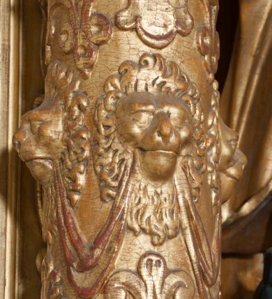 Zdjęcie nr 32: Ołtarz architektoniczny, z wydzieloną predellą, trójosiowy, dwukondygnacyjny ze zwieńczeniem. Predella węższa od nastawy, rozszerzająca się ku górze. Dolna kondygnacja artykułowana kolumnami o trzonach przedzielonych opaską w jednej trzeciej wysokości, zdobionych główkami aniołków, girlandami i dekoracją kandelabrową; kapitele kompozytowe; w osiach zewnętrznych kolumny nadwieszone na konsolach, w osiach wewnętrznych ustawione na postumentach. Kolumny wspierają belkowanie i gzyms występujące nad nimi. W polu środkowym prostokątna nisza zamknięta półkoliście, w niej obraz: Chrzest Chrystusa; w polach bocznych mniejsze nisze prostokątne zamknięte półkoliście, muszlowe, w nich rzeźby: Św. Piotr i Św. Paweł. Górna kondygnacja ujęta kolumnami o kręconych trzonach z dekoracją roślinną i kompozytowych kapitelach, wspierającymi belkowanie i profilowany gzyms. W polu środkowym nisza zamknięta półkoliście w niej obraz: Matka Boska z Dzieciątkiem. Po bokach obrazu rzeźby: Św. Anna (?) i Św. Marcin (?). Dolna i górna kondygnacje flankowane rzeźbionymi, ażurowymi uszakami z motywem herm aniołów. W osiach kolumn dolnej kondygnacji rzeźby: Św. Wojciech i Św. Stanisław. Zwieńczenie w kształcie półkolistego przyczółka wspartego na konsoli wchodzącej w pole górnej kondygnacji. W polu zwieńczenia płaskorzeźbione, półplastyczne przedstawienie Boga Ojca w popiersiu, flankowane wolutami z półpostaciami dwóch uskrzydlonych aniołów. Po bokach w zwieńczeniu, w osiach kolumn górnej kondygnacji, rzeźby uskrzydlonych aniołów.   W szczycie ołtarza na konsoli rzeźba: Św. Michał Archanioł. W przyłuczach nisz na obrazy, ponad niszami na rzeźby, w predelli, na konsolach i postumentach kolumn dolnej kondygnacji oraz na konsoli poniżej zwieńczenia uskrzydlone główki aniołków. Ponadto poniżej nisz, w tle kolumn oraz na belkowaniu płyciny ornamentalne z motywów roślinnych i motywy rautów. Struktura ołtarza, rzeźby i ornamenty złocone, karnacje i włosy polichromowane.  
