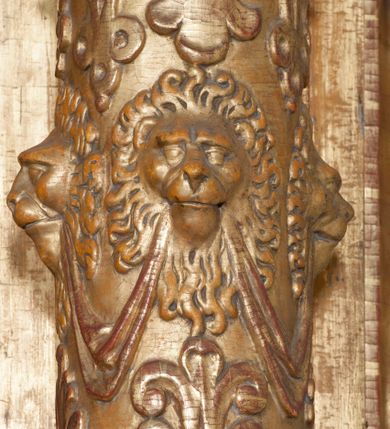 Zdjęcie nr 31: Ołtarz architektoniczny, z wydzieloną predellą, trójosiowy, dwukondygnacyjny ze zwieńczeniem. Predella węższa od nastawy, rozszerzająca się ku górze. Dolna kondygnacja artykułowana kolumnami o trzonach przedzielonych opaską w jednej trzeciej wysokości, zdobionych główkami aniołków, girlandami i dekoracją kandelabrową; kapitele kompozytowe; w osiach zewnętrznych kolumny nadwieszone na konsolach, w osiach wewnętrznych ustawione na postumentach. Kolumny wspierają belkowanie i gzyms występujące nad nimi. W polu środkowym prostokątna nisza zamknięta półkoliście, w niej obraz: Chrzest Chrystusa; w polach bocznych mniejsze nisze prostokątne zamknięte półkoliście, muszlowe, w nich rzeźby: Św. Piotr i Św. Paweł. Górna kondygnacja ujęta kolumnami o kręconych trzonach z dekoracją roślinną i kompozytowych kapitelach, wspierającymi belkowanie i profilowany gzyms. W polu środkowym nisza zamknięta półkoliście w niej obraz: Matka Boska z Dzieciątkiem. Po bokach obrazu rzeźby: Św. Anna (?) i Św. Marcin (?). Dolna i górna kondygnacje flankowane rzeźbionymi, ażurowymi uszakami z motywem herm aniołów. W osiach kolumn dolnej kondygnacji rzeźby: Św. Wojciech i Św. Stanisław. Zwieńczenie w kształcie półkolistego przyczółka wspartego na konsoli wchodzącej w pole górnej kondygnacji. W polu zwieńczenia płaskorzeźbione, półplastyczne przedstawienie Boga Ojca w popiersiu, flankowane wolutami z półpostaciami dwóch uskrzydlonych aniołów. Po bokach w zwieńczeniu, w osiach kolumn górnej kondygnacji, rzeźby uskrzydlonych aniołów.   W szczycie ołtarza na konsoli rzeźba: Św. Michał Archanioł. W przyłuczach nisz na obrazy, ponad niszami na rzeźby, w predelli, na konsolach i postumentach kolumn dolnej kondygnacji oraz na konsoli poniżej zwieńczenia uskrzydlone główki aniołków. Ponadto poniżej nisz, w tle kolumn oraz na belkowaniu płyciny ornamentalne z motywów roślinnych i motywy rautów. Struktura ołtarza, rzeźby i ornamenty złocone, karnacje i włosy polichromowane.  
