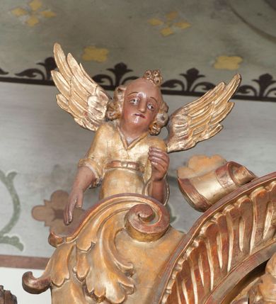 Zdjęcie nr 28: Ołtarz architektoniczny, z wydzieloną predellą, trójosiowy, dwukondygnacyjny ze zwieńczeniem. Predella węższa od nastawy, rozszerzająca się ku górze. Dolna kondygnacja artykułowana kolumnami o trzonach przedzielonych opaską w jednej trzeciej wysokości, zdobionych główkami aniołków, girlandami i dekoracją kandelabrową; kapitele kompozytowe; w osiach zewnętrznych kolumny nadwieszone na konsolach, w osiach wewnętrznych ustawione na postumentach. Kolumny wspierają belkowanie i gzyms występujące nad nimi. W polu środkowym prostokątna nisza zamknięta półkoliście, w niej obraz: Chrzest Chrystusa; w polach bocznych mniejsze nisze prostokątne zamknięte półkoliście, muszlowe, w nich rzeźby: Św. Piotr i Św. Paweł. Górna kondygnacja ujęta kolumnami o kręconych trzonach z dekoracją roślinną i kompozytowych kapitelach, wspierającymi belkowanie i profilowany gzyms. W polu środkowym nisza zamknięta półkoliście w niej obraz: Matka Boska z Dzieciątkiem. Po bokach obrazu rzeźby: Św. Anna (?) i Św. Marcin (?). Dolna i górna kondygnacje flankowane rzeźbionymi, ażurowymi uszakami z motywem herm aniołów. W osiach kolumn dolnej kondygnacji rzeźby: Św. Wojciech i Św. Stanisław. Zwieńczenie w kształcie półkolistego przyczółka wspartego na konsoli wchodzącej w pole górnej kondygnacji. W polu zwieńczenia płaskorzeźbione, półplastyczne przedstawienie Boga Ojca w popiersiu, flankowane wolutami z półpostaciami dwóch uskrzydlonych aniołów. Po bokach w zwieńczeniu, w osiach kolumn górnej kondygnacji, rzeźby uskrzydlonych aniołów.   W szczycie ołtarza na konsoli rzeźba: Św. Michał Archanioł. W przyłuczach nisz na obrazy, ponad niszami na rzeźby, w predelli, na konsolach i postumentach kolumn dolnej kondygnacji oraz na konsoli poniżej zwieńczenia uskrzydlone główki aniołków. Ponadto poniżej nisz, w tle kolumn oraz na belkowaniu płyciny ornamentalne z motywów roślinnych i motywy rautów. Struktura ołtarza, rzeźby i ornamenty złocone, karnacje i włosy polichromowane.  
