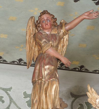 Zdjęcie nr 23: Ołtarz architektoniczny, z wydzieloną predellą, trójosiowy, dwukondygnacyjny ze zwieńczeniem. Predella węższa od nastawy, rozszerzająca się ku górze. Dolna kondygnacja artykułowana kolumnami o trzonach przedzielonych opaską w jednej trzeciej wysokości, zdobionych główkami aniołków, girlandami i dekoracją kandelabrową; kapitele kompozytowe; w osiach zewnętrznych kolumny nadwieszone na konsolach, w osiach wewnętrznych ustawione na postumentach. Kolumny wspierają belkowanie i gzyms występujące nad nimi. W polu środkowym prostokątna nisza zamknięta półkoliście, w niej obraz: Chrzest Chrystusa; w polach bocznych mniejsze nisze prostokątne zamknięte półkoliście, muszlowe, w nich rzeźby: Św. Piotr i Św. Paweł. Górna kondygnacja ujęta kolumnami o kręconych trzonach z dekoracją roślinną i kompozytowych kapitelach, wspierającymi belkowanie i profilowany gzyms. W polu środkowym nisza zamknięta półkoliście w niej obraz: Matka Boska z Dzieciątkiem. Po bokach obrazu rzeźby: Św. Anna (?) i Św. Marcin (?). Dolna i górna kondygnacje flankowane rzeźbionymi, ażurowymi uszakami z motywem herm aniołów. W osiach kolumn dolnej kondygnacji rzeźby: Św. Wojciech i Św. Stanisław. Zwieńczenie w kształcie półkolistego przyczółka wspartego na konsoli wchodzącej w pole górnej kondygnacji. W polu zwieńczenia płaskorzeźbione, półplastyczne przedstawienie Boga Ojca w popiersiu, flankowane wolutami z półpostaciami dwóch uskrzydlonych aniołów. Po bokach w zwieńczeniu, w osiach kolumn górnej kondygnacji, rzeźby uskrzydlonych aniołów.   W szczycie ołtarza na konsoli rzeźba: Św. Michał Archanioł. W przyłuczach nisz na obrazy, ponad niszami na rzeźby, w predelli, na konsolach i postumentach kolumn dolnej kondygnacji oraz na konsoli poniżej zwieńczenia uskrzydlone główki aniołków. Ponadto poniżej nisz, w tle kolumn oraz na belkowaniu płyciny ornamentalne z motywów roślinnych i motywy rautów. Struktura ołtarza, rzeźby i ornamenty złocone, karnacje i włosy polichromowane.  
