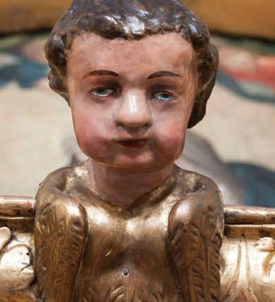 Zdjęcie nr 41: Ołtarz architektoniczny, z wydzieloną predellą, trójosiowy, dwukondygnacyjny ze zwieńczeniem. Predella węższa od nastawy, rozszerzająca się ku górze. Dolna kondygnacja artykułowana kolumnami o trzonach przedzielonych opaską w jednej trzeciej wysokości, zdobionych główkami aniołków, girlandami i dekoracją kandelabrową; kapitele kompozytowe; w osiach zewnętrznych kolumny nadwieszone na konsolach, w osiach wewnętrznych ustawione na postumentach. Kolumny wspierają belkowanie i gzyms występujące nad nimi. W polu środkowym prostokątna nisza zamknięta półkoliście, w niej obraz: Chrzest Chrystusa; w polach bocznych mniejsze nisze prostokątne zamknięte półkoliście, muszlowe, w nich rzeźby: Św. Piotr i Św. Paweł. Górna kondygnacja ujęta kolumnami o kręconych trzonach z dekoracją roślinną i kompozytowych kapitelach, wspierającymi belkowanie i profilowany gzyms. W polu środkowym nisza zamknięta półkoliście w niej obraz: Matka Boska z Dzieciątkiem. Po bokach obrazu rzeźby: Św. Anna (?) i Św. Marcin (?). Dolna i górna kondygnacje flankowane rzeźbionymi, ażurowymi uszakami z motywem herm aniołów. W osiach kolumn dolnej kondygnacji rzeźby: Św. Wojciech i Św. Stanisław. Zwieńczenie w kształcie półkolistego przyczółka wspartego na konsoli wchodzącej w pole górnej kondygnacji. W polu zwieńczenia płaskorzeźbione, półplastyczne przedstawienie Boga Ojca w popiersiu, flankowane wolutami z półpostaciami dwóch uskrzydlonych aniołów. Po bokach w zwieńczeniu, w osiach kolumn górnej kondygnacji, rzeźby uskrzydlonych aniołów.   W szczycie ołtarza na konsoli rzeźba: Św. Michał Archanioł. W przyłuczach nisz na obrazy, ponad niszami na rzeźby, w predelli, na konsolach i postumentach kolumn dolnej kondygnacji oraz na konsoli poniżej zwieńczenia uskrzydlone główki aniołków. Ponadto poniżej nisz, w tle kolumn oraz na belkowaniu płyciny ornamentalne z motywów roślinnych i motywy rautów. Struktura ołtarza, rzeźby i ornamenty złocone, karnacje i włosy polichromowane.  
