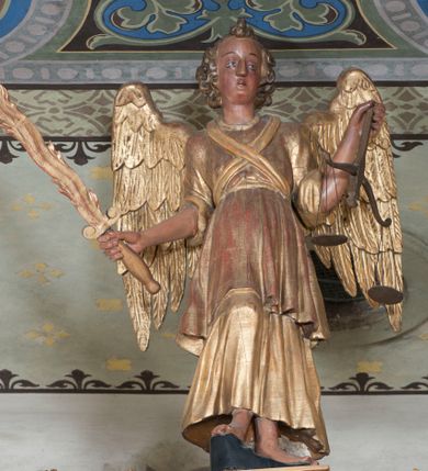 Zdjęcie nr 25: Ołtarz architektoniczny, z wydzieloną predellą, trójosiowy, dwukondygnacyjny ze zwieńczeniem. Predella węższa od nastawy, rozszerzająca się ku górze. Dolna kondygnacja artykułowana kolumnami o trzonach przedzielonych opaską w jednej trzeciej wysokości, zdobionych główkami aniołków, girlandami i dekoracją kandelabrową; kapitele kompozytowe; w osiach zewnętrznych kolumny nadwieszone na konsolach, w osiach wewnętrznych ustawione na postumentach. Kolumny wspierają belkowanie i gzyms występujące nad nimi. W polu środkowym prostokątna nisza zamknięta półkoliście, w niej obraz: Chrzest Chrystusa; w polach bocznych mniejsze nisze prostokątne zamknięte półkoliście, muszlowe, w nich rzeźby: Św. Piotr i Św. Paweł. Górna kondygnacja ujęta kolumnami o kręconych trzonach z dekoracją roślinną i kompozytowych kapitelach, wspierającymi belkowanie i profilowany gzyms. W polu środkowym nisza zamknięta półkoliście w niej obraz: Matka Boska z Dzieciątkiem. Po bokach obrazu rzeźby: Św. Anna (?) i Św. Marcin (?). Dolna i górna kondygnacje flankowane rzeźbionymi, ażurowymi uszakami z motywem herm aniołów. W osiach kolumn dolnej kondygnacji rzeźby: Św. Wojciech i Św. Stanisław. Zwieńczenie w kształcie półkolistego przyczółka wspartego na konsoli wchodzącej w pole górnej kondygnacji. W polu zwieńczenia płaskorzeźbione, półplastyczne przedstawienie Boga Ojca w popiersiu, flankowane wolutami z półpostaciami dwóch uskrzydlonych aniołów. Po bokach w zwieńczeniu, w osiach kolumn górnej kondygnacji, rzeźby uskrzydlonych aniołów.   W szczycie ołtarza na konsoli rzeźba: Św. Michał Archanioł. W przyłuczach nisz na obrazy, ponad niszami na rzeźby, w predelli, na konsolach i postumentach kolumn dolnej kondygnacji oraz na konsoli poniżej zwieńczenia uskrzydlone główki aniołków. Ponadto poniżej nisz, w tle kolumn oraz na belkowaniu płyciny ornamentalne z motywów roślinnych i motywy rautów. Struktura ołtarza, rzeźby i ornamenty złocone, karnacje i włosy polichromowane.  
