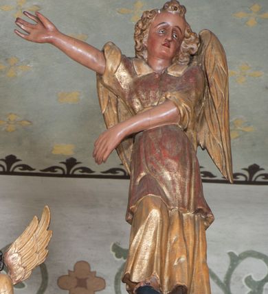 Zdjęcie nr 27: Ołtarz architektoniczny, z wydzieloną predellą, trójosiowy, dwukondygnacyjny ze zwieńczeniem. Predella węższa od nastawy, rozszerzająca się ku górze. Dolna kondygnacja artykułowana kolumnami o trzonach przedzielonych opaską w jednej trzeciej wysokości, zdobionych główkami aniołków, girlandami i dekoracją kandelabrową; kapitele kompozytowe; w osiach zewnętrznych kolumny nadwieszone na konsolach, w osiach wewnętrznych ustawione na postumentach. Kolumny wspierają belkowanie i gzyms występujące nad nimi. W polu środkowym prostokątna nisza zamknięta półkoliście, w niej obraz: Chrzest Chrystusa; w polach bocznych mniejsze nisze prostokątne zamknięte półkoliście, muszlowe, w nich rzeźby: Św. Piotr i Św. Paweł. Górna kondygnacja ujęta kolumnami o kręconych trzonach z dekoracją roślinną i kompozytowych kapitelach, wspierającymi belkowanie i profilowany gzyms. W polu środkowym nisza zamknięta półkoliście w niej obraz: Matka Boska z Dzieciątkiem. Po bokach obrazu rzeźby: Św. Anna (?) i Św. Marcin (?). Dolna i górna kondygnacje flankowane rzeźbionymi, ażurowymi uszakami z motywem herm aniołów. W osiach kolumn dolnej kondygnacji rzeźby: Św. Wojciech i Św. Stanisław. Zwieńczenie w kształcie półkolistego przyczółka wspartego na konsoli wchodzącej w pole górnej kondygnacji. W polu zwieńczenia płaskorzeźbione, półplastyczne przedstawienie Boga Ojca w popiersiu, flankowane wolutami z półpostaciami dwóch uskrzydlonych aniołów. Po bokach w zwieńczeniu, w osiach kolumn górnej kondygnacji, rzeźby uskrzydlonych aniołów.   W szczycie ołtarza na konsoli rzeźba: Św. Michał Archanioł. W przyłuczach nisz na obrazy, ponad niszami na rzeźby, w predelli, na konsolach i postumentach kolumn dolnej kondygnacji oraz na konsoli poniżej zwieńczenia uskrzydlone główki aniołków. Ponadto poniżej nisz, w tle kolumn oraz na belkowaniu płyciny ornamentalne z motywów roślinnych i motywy rautów. Struktura ołtarza, rzeźby i ornamenty złocone, karnacje i włosy polichromowane.  
