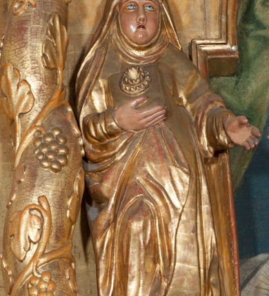 Zdjęcie nr 19: Ołtarz architektoniczny, z wydzieloną predellą, trójosiowy, dwukondygnacyjny ze zwieńczeniem. Predella węższa od nastawy, rozszerzająca się ku górze. Dolna kondygnacja artykułowana kolumnami o trzonach przedzielonych opaską w jednej trzeciej wysokości, zdobionych główkami aniołków, girlandami i dekoracją kandelabrową; kapitele kompozytowe; w osiach zewnętrznych kolumny nadwieszone na konsolach, w osiach wewnętrznych ustawione na postumentach. Kolumny wspierają belkowanie i gzyms występujące nad nimi. W polu środkowym prostokątna nisza zamknięta półkoliście, w niej obraz: Chrzest Chrystusa; w polach bocznych mniejsze nisze prostokątne zamknięte półkoliście, muszlowe, w nich rzeźby: Św. Piotr i Św. Paweł. Górna kondygnacja ujęta kolumnami o kręconych trzonach z dekoracją roślinną i kompozytowych kapitelach, wspierającymi belkowanie i profilowany gzyms. W polu środkowym nisza zamknięta półkoliście w niej obraz: Matka Boska z Dzieciątkiem. Po bokach obrazu rzeźby: Św. Anna (?) i Św. Marcin (?). Dolna i górna kondygnacje flankowane rzeźbionymi, ażurowymi uszakami z motywem herm aniołów. W osiach kolumn dolnej kondygnacji rzeźby: Św. Wojciech i Św. Stanisław. Zwieńczenie w kształcie półkolistego przyczółka wspartego na konsoli wchodzącej w pole górnej kondygnacji. W polu zwieńczenia płaskorzeźbione, półplastyczne przedstawienie Boga Ojca w popiersiu, flankowane wolutami z półpostaciami dwóch uskrzydlonych aniołów. Po bokach w zwieńczeniu, w osiach kolumn górnej kondygnacji, rzeźby uskrzydlonych aniołów.   W szczycie ołtarza na konsoli rzeźba: Św. Michał Archanioł. W przyłuczach nisz na obrazy, ponad niszami na rzeźby, w predelli, na konsolach i postumentach kolumn dolnej kondygnacji oraz na konsoli poniżej zwieńczenia uskrzydlone główki aniołków. Ponadto poniżej nisz, w tle kolumn oraz na belkowaniu płyciny ornamentalne z motywów roślinnych i motywy rautów. Struktura ołtarza, rzeźby i ornamenty złocone, karnacje i włosy polichromowane.  
