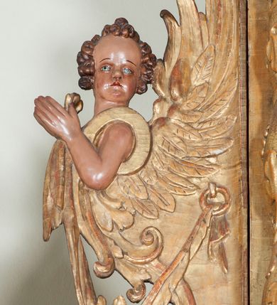 Zdjęcie nr 36: Ołtarz architektoniczny, z wydzieloną predellą, trójosiowy, dwukondygnacyjny ze zwieńczeniem. Predella węższa od nastawy, rozszerzająca się ku górze. Dolna kondygnacja artykułowana kolumnami o trzonach przedzielonych opaską w jednej trzeciej wysokości, zdobionych główkami aniołków, girlandami i dekoracją kandelabrową; kapitele kompozytowe; w osiach zewnętrznych kolumny nadwieszone na konsolach, w osiach wewnętrznych ustawione na postumentach. Kolumny wspierają belkowanie i gzyms występujące nad nimi. W polu środkowym prostokątna nisza zamknięta półkoliście, w niej obraz: Chrzest Chrystusa; w polach bocznych mniejsze nisze prostokątne zamknięte półkoliście, muszlowe, w nich rzeźby: Św. Piotr i Św. Paweł. Górna kondygnacja ujęta kolumnami o kręconych trzonach z dekoracją roślinną i kompozytowych kapitelach, wspierającymi belkowanie i profilowany gzyms. W polu środkowym nisza zamknięta półkoliście w niej obraz: Matka Boska z Dzieciątkiem. Po bokach obrazu rzeźby: Św. Anna (?) i Św. Marcin (?). Dolna i górna kondygnacje flankowane rzeźbionymi, ażurowymi uszakami z motywem herm aniołów. W osiach kolumn dolnej kondygnacji rzeźby: Św. Wojciech i Św. Stanisław. Zwieńczenie w kształcie półkolistego przyczółka wspartego na konsoli wchodzącej w pole górnej kondygnacji. W polu zwieńczenia płaskorzeźbione, półplastyczne przedstawienie Boga Ojca w popiersiu, flankowane wolutami z półpostaciami dwóch uskrzydlonych aniołów. Po bokach w zwieńczeniu, w osiach kolumn górnej kondygnacji, rzeźby uskrzydlonych aniołów.   W szczycie ołtarza na konsoli rzeźba: Św. Michał Archanioł. W przyłuczach nisz na obrazy, ponad niszami na rzeźby, w predelli, na konsolach i postumentach kolumn dolnej kondygnacji oraz na konsoli poniżej zwieńczenia uskrzydlone główki aniołków. Ponadto poniżej nisz, w tle kolumn oraz na belkowaniu płyciny ornamentalne z motywów roślinnych i motywy rautów. Struktura ołtarza, rzeźby i ornamenty złocone, karnacje i włosy polichromowane.  
