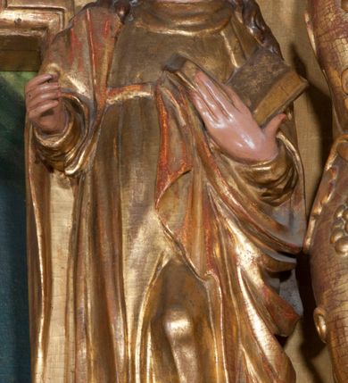 Zdjęcie nr 21: Ołtarz architektoniczny, z wydzieloną predellą, trójosiowy, dwukondygnacyjny ze zwieńczeniem. Predella węższa od nastawy, rozszerzająca się ku górze. Dolna kondygnacja artykułowana kolumnami o trzonach przedzielonych opaską w jednej trzeciej wysokości, zdobionych główkami aniołków, girlandami i dekoracją kandelabrową; kapitele kompozytowe; w osiach zewnętrznych kolumny nadwieszone na konsolach, w osiach wewnętrznych ustawione na postumentach. Kolumny wspierają belkowanie i gzyms występujące nad nimi. W polu środkowym prostokątna nisza zamknięta półkoliście, w niej obraz: Chrzest Chrystusa; w polach bocznych mniejsze nisze prostokątne zamknięte półkoliście, muszlowe, w nich rzeźby: Św. Piotr i Św. Paweł. Górna kondygnacja ujęta kolumnami o kręconych trzonach z dekoracją roślinną i kompozytowych kapitelach, wspierającymi belkowanie i profilowany gzyms. W polu środkowym nisza zamknięta półkoliście w niej obraz: Matka Boska z Dzieciątkiem. Po bokach obrazu rzeźby: Św. Anna (?) i Św. Marcin (?). Dolna i górna kondygnacje flankowane rzeźbionymi, ażurowymi uszakami z motywem herm aniołów. W osiach kolumn dolnej kondygnacji rzeźby: Św. Wojciech i Św. Stanisław. Zwieńczenie w kształcie półkolistego przyczółka wspartego na konsoli wchodzącej w pole górnej kondygnacji. W polu zwieńczenia płaskorzeźbione, półplastyczne przedstawienie Boga Ojca w popiersiu, flankowane wolutami z półpostaciami dwóch uskrzydlonych aniołów. Po bokach w zwieńczeniu, w osiach kolumn górnej kondygnacji, rzeźby uskrzydlonych aniołów.   W szczycie ołtarza na konsoli rzeźba: Św. Michał Archanioł. W przyłuczach nisz na obrazy, ponad niszami na rzeźby, w predelli, na konsolach i postumentach kolumn dolnej kondygnacji oraz na konsoli poniżej zwieńczenia uskrzydlone główki aniołków. Ponadto poniżej nisz, w tle kolumn oraz na belkowaniu płyciny ornamentalne z motywów roślinnych i motywy rautów. Struktura ołtarza, rzeźby i ornamenty złocone, karnacje i włosy polichromowane.  
