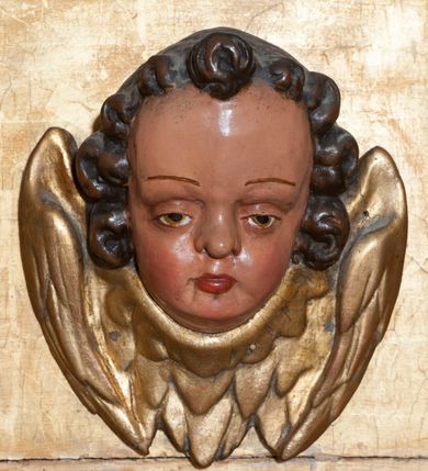 Zdjęcie nr 51: Ołtarz architektoniczny, z wydzieloną predellą, trójosiowy, dwukondygnacyjny ze zwieńczeniem. Predella węższa od nastawy, rozszerzająca się ku górze. Dolna kondygnacja artykułowana kolumnami o trzonach przedzielonych opaską w jednej trzeciej wysokości, zdobionych główkami aniołków, girlandami i dekoracją kandelabrową; kapitele kompozytowe; w osiach zewnętrznych kolumny nadwieszone na konsolach, w osiach wewnętrznych ustawione na postumentach. Kolumny wspierają belkowanie i gzyms występujące nad nimi. W polu środkowym prostokątna nisza zamknięta półkoliście, w niej obraz: Chrzest Chrystusa; w polach bocznych mniejsze nisze prostokątne zamknięte półkoliście, muszlowe, w nich rzeźby: Św. Piotr i Św. Paweł. Górna kondygnacja ujęta kolumnami o kręconych trzonach z dekoracją roślinną i kompozytowych kapitelach, wspierającymi belkowanie i profilowany gzyms. W polu środkowym nisza zamknięta półkoliście w niej obraz: Matka Boska z Dzieciątkiem. Po bokach obrazu rzeźby: Św. Anna (?) i Św. Marcin (?). Dolna i górna kondygnacje flankowane rzeźbionymi, ażurowymi uszakami z motywem herm aniołów. W osiach kolumn dolnej kondygnacji rzeźby: Św. Wojciech i Św. Stanisław. Zwieńczenie w kształcie półkolistego przyczółka wspartego na konsoli wchodzącej w pole górnej kondygnacji. W polu zwieńczenia płaskorzeźbione, półplastyczne przedstawienie Boga Ojca w popiersiu, flankowane wolutami z półpostaciami dwóch uskrzydlonych aniołów. Po bokach w zwieńczeniu, w osiach kolumn górnej kondygnacji, rzeźby uskrzydlonych aniołów.   W szczycie ołtarza na konsoli rzeźba: Św. Michał Archanioł. W przyłuczach nisz na obrazy, ponad niszami na rzeźby, w predelli, na konsolach i postumentach kolumn dolnej kondygnacji oraz na konsoli poniżej zwieńczenia uskrzydlone główki aniołków. Ponadto poniżej nisz, w tle kolumn oraz na belkowaniu płyciny ornamentalne z motywów roślinnych i motywy rautów. Struktura ołtarza, rzeźby i ornamenty złocone, karnacje i włosy polichromowane.  
