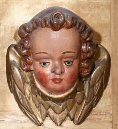 Zdjęcie nr 50: Ołtarz architektoniczny, z wydzieloną predellą, trójosiowy, dwukondygnacyjny ze zwieńczeniem. Predella węższa od nastawy, rozszerzająca się ku górze. Dolna kondygnacja artykułowana kolumnami o trzonach przedzielonych opaską w jednej trzeciej wysokości, zdobionych główkami aniołków, girlandami i dekoracją kandelabrową; kapitele kompozytowe; w osiach zewnętrznych kolumny nadwieszone na konsolach, w osiach wewnętrznych ustawione na postumentach. Kolumny wspierają belkowanie i gzyms występujące nad nimi. W polu środkowym prostokątna nisza zamknięta półkoliście, w niej obraz: Chrzest Chrystusa; w polach bocznych mniejsze nisze prostokątne zamknięte półkoliście, muszlowe, w nich rzeźby: Św. Piotr i Św. Paweł. Górna kondygnacja ujęta kolumnami o kręconych trzonach z dekoracją roślinną i kompozytowych kapitelach, wspierającymi belkowanie i profilowany gzyms. W polu środkowym nisza zamknięta półkoliście w niej obraz: Matka Boska z Dzieciątkiem. Po bokach obrazu rzeźby: Św. Anna (?) i Św. Marcin (?). Dolna i górna kondygnacje flankowane rzeźbionymi, ażurowymi uszakami z motywem herm aniołów. W osiach kolumn dolnej kondygnacji rzeźby: Św. Wojciech i Św. Stanisław. Zwieńczenie w kształcie półkolistego przyczółka wspartego na konsoli wchodzącej w pole górnej kondygnacji. W polu zwieńczenia płaskorzeźbione, półplastyczne przedstawienie Boga Ojca w popiersiu, flankowane wolutami z półpostaciami dwóch uskrzydlonych aniołów. Po bokach w zwieńczeniu, w osiach kolumn górnej kondygnacji, rzeźby uskrzydlonych aniołów.   W szczycie ołtarza na konsoli rzeźba: Św. Michał Archanioł. W przyłuczach nisz na obrazy, ponad niszami na rzeźby, w predelli, na konsolach i postumentach kolumn dolnej kondygnacji oraz na konsoli poniżej zwieńczenia uskrzydlone główki aniołków. Ponadto poniżej nisz, w tle kolumn oraz na belkowaniu płyciny ornamentalne z motywów roślinnych i motywy rautów. Struktura ołtarza, rzeźby i ornamenty złocone, karnacje i włosy polichromowane.  
