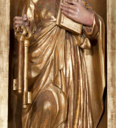 Zdjęcie nr 4: Ołtarz architektoniczny, z wydzieloną predellą, trójosiowy, dwukondygnacyjny ze zwieńczeniem. Predella węższa od nastawy, rozszerzająca się ku górze. Dolna kondygnacja artykułowana kolumnami o trzonach przedzielonych opaską w jednej trzeciej wysokości, zdobionych główkami aniołków, girlandami i dekoracją kandelabrową; kapitele kompozytowe; w osiach zewnętrznych kolumny nadwieszone na konsolach, w osiach wewnętrznych ustawione na postumentach. Kolumny wspierają belkowanie i gzyms występujące nad nimi. W polu środkowym prostokątna nisza zamknięta półkoliście, w niej obraz: Chrzest Chrystusa; w polach bocznych mniejsze nisze prostokątne zamknięte półkoliście, muszlowe, w nich rzeźby: Św. Piotr i Św. Paweł. Górna kondygnacja ujęta kolumnami o kręconych trzonach z dekoracją roślinną i kompozytowych kapitelach, wspierającymi belkowanie i profilowany gzyms. W polu środkowym nisza zamknięta półkoliście w niej obraz: Matka Boska z Dzieciątkiem. Po bokach obrazu rzeźby: Św. Anna (?) i Św. Marcin (?). Dolna i górna kondygnacje flankowane rzeźbionymi, ażurowymi uszakami z motywem herm aniołów. W osiach kolumn dolnej kondygnacji rzeźby: Św. Wojciech i Św. Stanisław. Zwieńczenie w kształcie półkolistego przyczółka wspartego na konsoli wchodzącej w pole górnej kondygnacji. W polu zwieńczenia płaskorzeźbione, półplastyczne przedstawienie Boga Ojca w popiersiu, flankowane wolutami z półpostaciami dwóch uskrzydlonych aniołów. Po bokach w zwieńczeniu, w osiach kolumn górnej kondygnacji, rzeźby uskrzydlonych aniołów.   W szczycie ołtarza na konsoli rzeźba: Św. Michał Archanioł. W przyłuczach nisz na obrazy, ponad niszami na rzeźby, w predelli, na konsolach i postumentach kolumn dolnej kondygnacji oraz na konsoli poniżej zwieńczenia uskrzydlone główki aniołków. Ponadto poniżej nisz, w tle kolumn oraz na belkowaniu płyciny ornamentalne z motywów roślinnych i motywy rautów. Struktura ołtarza, rzeźby i ornamenty złocone, karnacje i włosy polichromowane.  
