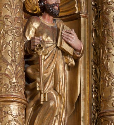 Zdjęcie nr 3: Ołtarz architektoniczny, z wydzieloną predellą, trójosiowy, dwukondygnacyjny ze zwieńczeniem. Predella węższa od nastawy, rozszerzająca się ku górze. Dolna kondygnacja artykułowana kolumnami o trzonach przedzielonych opaską w jednej trzeciej wysokości, zdobionych główkami aniołków, girlandami i dekoracją kandelabrową; kapitele kompozytowe; w osiach zewnętrznych kolumny nadwieszone na konsolach, w osiach wewnętrznych ustawione na postumentach. Kolumny wspierają belkowanie i gzyms występujące nad nimi. W polu środkowym prostokątna nisza zamknięta półkoliście, w niej obraz: Chrzest Chrystusa; w polach bocznych mniejsze nisze prostokątne zamknięte półkoliście, muszlowe, w nich rzeźby: Św. Piotr i Św. Paweł. Górna kondygnacja ujęta kolumnami o kręconych trzonach z dekoracją roślinną i kompozytowych kapitelach, wspierającymi belkowanie i profilowany gzyms. W polu środkowym nisza zamknięta półkoliście w niej obraz: Matka Boska z Dzieciątkiem. Po bokach obrazu rzeźby: Św. Anna (?) i Św. Marcin (?). Dolna i górna kondygnacje flankowane rzeźbionymi, ażurowymi uszakami z motywem herm aniołów. W osiach kolumn dolnej kondygnacji rzeźby: Św. Wojciech i Św. Stanisław. Zwieńczenie w kształcie półkolistego przyczółka wspartego na konsoli wchodzącej w pole górnej kondygnacji. W polu zwieńczenia płaskorzeźbione, półplastyczne przedstawienie Boga Ojca w popiersiu, flankowane wolutami z półpostaciami dwóch uskrzydlonych aniołów. Po bokach w zwieńczeniu, w osiach kolumn górnej kondygnacji, rzeźby uskrzydlonych aniołów.   W szczycie ołtarza na konsoli rzeźba: Św. Michał Archanioł. W przyłuczach nisz na obrazy, ponad niszami na rzeźby, w predelli, na konsolach i postumentach kolumn dolnej kondygnacji oraz na konsoli poniżej zwieńczenia uskrzydlone główki aniołków. Ponadto poniżej nisz, w tle kolumn oraz na belkowaniu płyciny ornamentalne z motywów roślinnych i motywy rautów. Struktura ołtarza, rzeźby i ornamenty złocone, karnacje i włosy polichromowane.  
