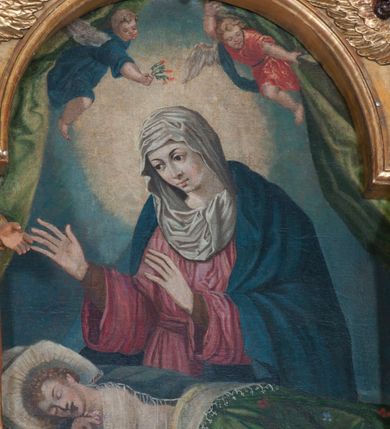 Zdjęcie nr 35: Ołtarz architektoniczny, z wydzieloną predellą, trójosiowy, dwukondygnacyjny ze zwieńczeniem. Predella węższa od nastawy, rozszerzająca się ku górze. Dolna kondygnacja artykułowana kolumnami o trzonach przedzielonych opaską w jednej trzeciej wysokości, zdobionych główkami aniołków, girlandami i dekoracją kandelabrową; kapitele kompozytowe; w osiach zewnętrznych kolumny nadwieszone na konsolach, w osiach wewnętrznych ustawione na postumentach. Kolumny wspierają belkowanie i gzyms występujące nad nimi. W polu środkowym prostokątna nisza zamknięta półkoliście, w niej obraz: Chrzest Chrystusa; w polach bocznych mniejsze nisze prostokątne zamknięte półkoliście, muszlowe, w nich rzeźby: Św. Piotr i Św. Paweł. Górna kondygnacja ujęta kolumnami o kręconych trzonach z dekoracją roślinną i kompozytowych kapitelach, wspierającymi belkowanie i profilowany gzyms. W polu środkowym nisza zamknięta półkoliście w niej obraz: Matka Boska z Dzieciątkiem. Po bokach obrazu rzeźby: Św. Anna (?) i Św. Marcin (?). Dolna i górna kondygnacje flankowane rzeźbionymi, ażurowymi uszakami z motywem herm aniołów. W osiach kolumn dolnej kondygnacji rzeźby: Św. Wojciech i Św. Stanisław. Zwieńczenie w kształcie półkolistego przyczółka wspartego na konsoli wchodzącej w pole górnej kondygnacji. W polu zwieńczenia płaskorzeźbione, półplastyczne przedstawienie Boga Ojca w popiersiu, flankowane wolutami z półpostaciami dwóch uskrzydlonych aniołów. Po bokach w zwieńczeniu, w osiach kolumn górnej kondygnacji, rzeźby uskrzydlonych aniołów.   W szczycie ołtarza na konsoli rzeźba: Św. Michał Archanioł. W przyłuczach nisz na obrazy, ponad niszami na rzeźby, w predelli, na konsolach i postumentach kolumn dolnej kondygnacji oraz na konsoli poniżej zwieńczenia uskrzydlone główki aniołków. Ponadto poniżej nisz, w tle kolumn oraz na belkowaniu płyciny ornamentalne z motywów roślinnych i motywy rautów. Struktura ołtarza, rzeźby i ornamenty złocone, karnacje i włosy polichromowane.  
