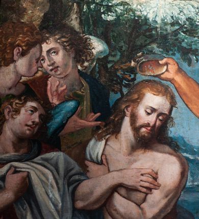 Zdjęcie nr 3: Obraz w kształcie stojącego prostokąta zamkniętego łukiem półpełnym. W centrum postać Chrystusa zwróconego w trzech czwartych w lewo, stojącego w kontrapoście, o silnie przegiętej sylwetce, z delikatnie pochyloną głową i skrzyżowanymi na piersi rękoma. Twarz o delikatnych rysach wydobytych światłocieniem, oczach skierowanych w dół; okolona brodą. Włosy długie, jasne, opadają falami na ramiona. Ciało o wyraźnie zarysowanej muskulaturze, przesłonięte białą tkaniną w partii bioder oraz na prawym ramieniu. W prawej części obrazu postać św. Jana Chrzciciela zwróconego w trzech czwartych w prawo z głową ukazaną w profilu. Święty unosi nad głową Chrystusa prawą rękę, w której trzyma misę, lewym ramieniem podtrzymuje laskę zwieńczoną krzyżem z banderolą z napisem: ECCE AGNUS DEI oraz wykonuje gest dłonią. Twarz o wyraźnych rysach, półprzymkniętych oczach i dużym nosie, okolona gęstą brodą. Włosy brązowe, półdługie, rozczochrane. Święty ubrany w melotę, odsłaniająca tors oraz czerwony, długi płaszcz przewieszony przez ramiona. W prawej części obrazu postacie trzech aniołów, jeden z nich podtrzymuje szatę Chrystusa, pozostałe dwa poruszone, dyskutują. Ponad nimi nadlatujące putto na tle drzewa. W górnej części obrazu wyłaniająca się z obłoków półpostać nadlatującego Boga Ojca w towarzystwie dwóch puttów. Poniżej Gołębica Ducha Świętego w glorii. Postacie stoją po kostki w wodzie, scena na tle krajobrazu. Kolorystyka intensywna.