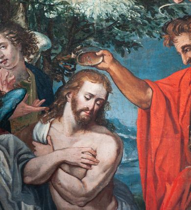 Zdjęcie nr 4: Obraz w kształcie stojącego prostokąta zamkniętego łukiem półpełnym. W centrum postać Chrystusa zwróconego w trzech czwartych w lewo, stojącego w kontrapoście, o silnie przegiętej sylwetce, z delikatnie pochyloną głową i skrzyżowanymi na piersi rękoma. Twarz o delikatnych rysach wydobytych światłocieniem, oczach skierowanych w dół; okolona brodą. Włosy długie, jasne, opadają falami na ramiona. Ciało o wyraźnie zarysowanej muskulaturze, przesłonięte białą tkaniną w partii bioder oraz na prawym ramieniu. W prawej części obrazu postać św. Jana Chrzciciela zwróconego w trzech czwartych w prawo z głową ukazaną w profilu. Święty unosi nad głową Chrystusa prawą rękę, w której trzyma misę, lewym ramieniem podtrzymuje laskę zwieńczoną krzyżem z banderolą z napisem: ECCE AGNUS DEI oraz wykonuje gest dłonią. Twarz o wyraźnych rysach, półprzymkniętych oczach i dużym nosie, okolona gęstą brodą. Włosy brązowe, półdługie, rozczochrane. Święty ubrany w melotę, odsłaniająca tors oraz czerwony, długi płaszcz przewieszony przez ramiona. W prawej części obrazu postacie trzech aniołów, jeden z nich podtrzymuje szatę Chrystusa, pozostałe dwa poruszone, dyskutują. Ponad nimi nadlatujące putto na tle drzewa. W górnej części obrazu wyłaniająca się z obłoków półpostać nadlatującego Boga Ojca w towarzystwie dwóch puttów. Poniżej Gołębica Ducha Świętego w glorii. Postacie stoją po kostki w wodzie, scena na tle krajobrazu. Kolorystyka intensywna.