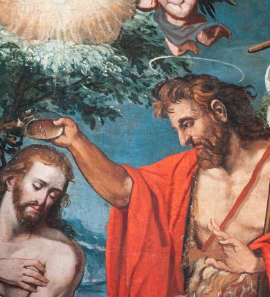 Zdjęcie nr 5: Obraz w kształcie stojącego prostokąta zamkniętego łukiem półpełnym. W centrum postać Chrystusa zwróconego w trzech czwartych w lewo, stojącego w kontrapoście, o silnie przegiętej sylwetce, z delikatnie pochyloną głową i skrzyżowanymi na piersi rękoma. Twarz o delikatnych rysach wydobytych światłocieniem, oczach skierowanych w dół; okolona brodą. Włosy długie, jasne, opadają falami na ramiona. Ciało o wyraźnie zarysowanej muskulaturze, przesłonięte białą tkaniną w partii bioder oraz na prawym ramieniu. W prawej części obrazu postać św. Jana Chrzciciela zwróconego w trzech czwartych w prawo z głową ukazaną w profilu. Święty unosi nad głową Chrystusa prawą rękę, w której trzyma misę, lewym ramieniem podtrzymuje laskę zwieńczoną krzyżem z banderolą z napisem: ECCE AGNUS DEI oraz wykonuje gest dłonią. Twarz o wyraźnych rysach, półprzymkniętych oczach i dużym nosie, okolona gęstą brodą. Włosy brązowe, półdługie, rozczochrane. Święty ubrany w melotę, odsłaniająca tors oraz czerwony, długi płaszcz przewieszony przez ramiona. W prawej części obrazu postacie trzech aniołów, jeden z nich podtrzymuje szatę Chrystusa, pozostałe dwa poruszone, dyskutują. Ponad nimi nadlatujące putto na tle drzewa. W górnej części obrazu wyłaniająca się z obłoków półpostać nadlatującego Boga Ojca w towarzystwie dwóch puttów. Poniżej Gołębica Ducha Świętego w glorii. Postacie stoją po kostki w wodzie, scena na tle krajobrazu. Kolorystyka intensywna.