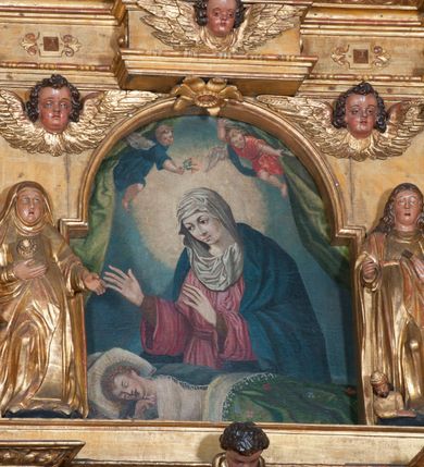 Zdjęcie nr 2: Obraz w kształcie leżącego prostokąta zamkniętego łukiem półpełnym nadwieszonym. W centrum Matka Boska ukazana w półpostaci, zwrócona w trzech czwartych w prawo, pochylona, z wyciągniętymi przed siebie obiema rękami. Twarz okrągła, o delikatnych, młodzieńczych rysach. Ubrana w różową tunikę przepasaną w talii, niebieski płaszcz narzucony przez ramiona oraz biały welon z podwiką. Wokół głowy nimb. W dolnej części obrazu leżący na posłaniu i śpiący mały Jezus w białej koszulce. Scenę od góry ujmują podwieszone kotary oraz para niewielkich rozmiarów aniołów, z których jeden podtrzymuje tkaninę, drugi zaś kwiat nad głową Marii. Kolorystyka intensywna, delikatny światłocień, delikatne przejścia tonalne.