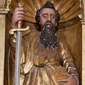 Zdjęcie nr 1: Rzeźba pełnoplastyczna, przyścienna, ścięta z tyłu. Figura zwrócona frontalnie do widza, święty lewą nogę opiera na rzeźbionym fragmencie skały; w prawej ręce unosi zwrócony ostrzem w dół duży miecz, lewą podtrzymuje opartą na biodrze księgę. Twarz pociągła, o głęboko osadzonych, półprzymkniętych oczach, dużym prostym nosie, okolona długą brodą opadającą na pierś. Włosy krótkie, falowane. Święty ubrany w tunikę z długimi rękawami, przepasaną w talii, u dołu obficie drapowaną w równoległe fałdy oraz płaszcz przerzucony przez prawe ramię i przewieszony przez pas na lewym boku. Figura delikatnie poruszona, o niewłaściwych proporcjach anatomicznych. Polichromia naturalistyczna w partiach ciała, szaty złocone, miecz srebrzony.