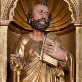 Zdjęcie nr 1: Rzeźba pełnoplastyczna, przyścienna, ścięta z tyłu. Figura zwrócona frontalnie do widza, z głową skierowaną w prawą stronę. Święty prawą nogę opiera na rzeźbionym fragmencie skały; w prawej, wyciągniętej przed siebie ręce trzyma klucze, lewą podtrzymuje przy piersi księgę. Twarz pociągła, o głęboko osadzonych, półprzymkniętych oczach, dużym prostym nosie, okolona brodą. Włosy krótkie, falowane w postaci pukli po bokach i na czubku głowy. Święty ubrany w tunikę z długimi rękawami, przepasaną w talii, u dołu obficie drapowaną w równoległe fałdy, oraz płaszcz przerzucony przez lewe ramię oraz przewieszony przez pas na prawym boku. Rzeźba, delikatnie poruszona, o zaburzonych proporcjach ciała. Polichromia naturalistyczna w partiach ciała, szaty złocone.