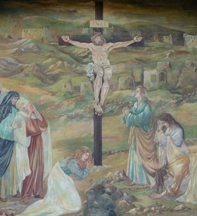 Zdjęcie nr 1: Kompozycja malarska umieszczona na ścianie wschodniej prezbiterium i na ścianach bocznych dwóch ukośnych przypór prezbiterium. Na tle skalistego pejzażu z kamiennymi budowlami ukazana scena ukrzyżowania Chrystusa i dwóch łotrów z symetrycznie rozmieszczonymi krzyżami. Obok krzyża Chrystusa, po lewej stronie, stoją Maria podtrzymywana przez jedną ze swoich sióstr oraz setnik, po prawej - św. Jan Ewangelista i dwie kobiety. U stóp krzyża klęczy św. Maria Magdalena.  