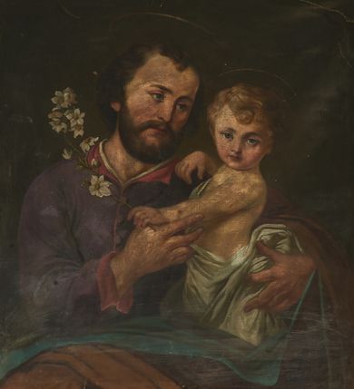 Zdjęcie nr 1: Obraz w formie stojącego prostokąta z przedstawieniem św. Józefa z Dzieciątkiem. Święty ukazany w półpostaci, frontalnie, w pozycji siedzącej, z głową zwróconą w lewo. Prawą dłonią trzyma rączkę Dzieciątka z gałązką lilii, lewą obejmuje je. Twarz ma pociągłą, o małych, migdałowatych oczach, niewielkim nosie i pełnych ustach, okoloną gęstą, krótką brodą oraz krótkimi, brązowymi włosami. Święty ubrany jest w fioletową szatę zapinaną na guziki oraz brązowy płaszcz z zieloną podszewką zarzucony na kolana i lewe ramię. Dzieciątko ukazane w pozycji stojącej, zwrócone w trzech czwartych w prawo, z głową skierowaną frontalnie, opiera się o ramię Józefa, lewą rękę wyciąga w bok, w dłoni trzyma lilię. Twarz ma okrągłą, o migdałowatych oczach, małym nosie i pełnych ustach, okoloną jasnymi, krótkimi, kręconymi włosami. W partii bioder przesłonięte białą tkaniną. Tło jednolite, ciemnobrązowe. Obraz ujęty jest profilowaną, złoconą ramą.