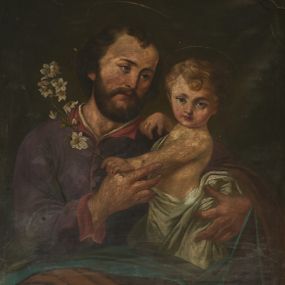 Zdjęcie nr 1: Obraz w formie stojącego prostokąta z przedstawieniem św. Józefa z Dzieciątkiem. Święty ukazany w półpostaci, frontalnie, w pozycji siedzącej, z głową zwróconą w lewo. Prawą dłonią trzyma rączkę Dzieciątka z gałązką lilii, lewą obejmuje je. Twarz ma pociągłą, o małych, migdałowatych oczach, niewielkim nosie i pełnych ustach, okoloną gęstą, krótką brodą oraz krótkimi, brązowymi włosami. Święty ubrany jest w fioletową szatę zapinaną na guziki oraz brązowy płaszcz z zieloną podszewką zarzucony na kolana i lewe ramię. Dzieciątko ukazane w pozycji stojącej, zwrócone w trzech czwartych w prawo, z głową skierowaną frontalnie, opiera się o ramię Józefa, lewą rękę wyciąga w bok, w dłoni trzyma lilię. Twarz ma okrągłą, o migdałowatych oczach, małym nosie i pełnych ustach, okoloną jasnymi, krótkimi, kręconymi włosami. W partii bioder przesłonięte białą tkaniną. Tło jednolite, ciemnobrązowe. Obraz ujęty jest profilowaną, złoconą ramą.