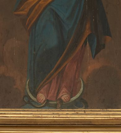 Zdjęcie nr 4: Obraz w formie stojącego prostokąta zamkniętego łukiem półkolistym nadwieszonym. W centrum kompozycji przedstawienie Matki Boskiej Niepokalanie Poczętej, ukazanej w całej postaci, frontalnie, z uniesioną głową skierowaną w prawo, stojącej w kontrapoście, z ugiętą prawą nogą, obie ręce ma skrzyżowane na piersi. Maria stoi na globie i sierpie księżyca, oplecionym przez węża. Twarz ma owalną, z migdałowatymi oczami skierowanymi w górę, prostym nosie i pełnych ustach. Wokół głowy nimb promienisty i gwieździsty. Ubrana jest w różową suknię, przepasaną w talii, niebieski płaszcz z żółtą podszewką zarzucony diagonalnie na lewe ramię i otaczający postać, na głowie ma jasnobrązowy welon opadający na ramiona i zawinięty wokół szyi. Nad Marią nadlatująca gołębica Ducha Świętego, z której dzioba pada wiązka światła na głowę Matki Boskiej. W prawym górnym rogu obrazu dwie uskrzydlone główki anielskie. Postać ukazana na tle żółto-brązowego, zachmurzonego nieba, rozświetlonego wokół głowy Marii.

