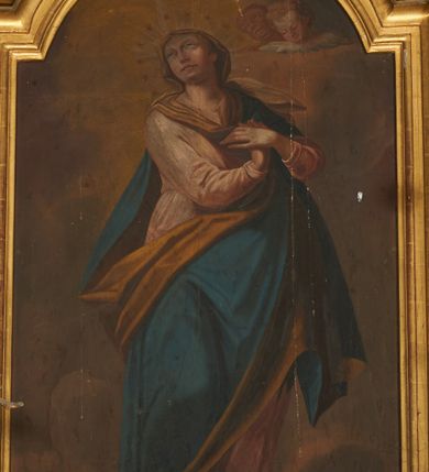 Zdjęcie nr 2: Obraz w formie stojącego prostokąta zamkniętego łukiem półkolistym nadwieszonym. W centrum kompozycji przedstawienie Matki Boskiej Niepokalanie Poczętej, ukazanej w całej postaci, frontalnie, z uniesioną głową skierowaną w prawo, stojącej w kontrapoście, z ugiętą prawą nogą, obie ręce ma skrzyżowane na piersi. Maria stoi na globie i sierpie księżyca, oplecionym przez węża. Twarz ma owalną, z migdałowatymi oczami skierowanymi w górę, prostym nosie i pełnych ustach. Wokół głowy nimb promienisty i gwieździsty. Ubrana jest w różową suknię, przepasaną w talii, niebieski płaszcz z żółtą podszewką zarzucony diagonalnie na lewe ramię i otaczający postać, na głowie ma jasnobrązowy welon opadający na ramiona i zawinięty wokół szyi. Nad Marią nadlatująca gołębica Ducha Świętego, z której dzioba pada wiązka światła na głowę Matki Boskiej. W prawym górnym rogu obrazu dwie uskrzydlone główki anielskie. Postać ukazana na tle żółto-brązowego, zachmurzonego nieba, rozświetlonego wokół głowy Marii.

